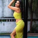 Sakshi Agarwal Instagram - ❤️❤️❤️ . @pallaviperiasami @fab_by_faiza @srimakeupartistry @cloud7chennai @teamaimpro . #pooltime #poolside #yellowlove #sakshiagarwal #biggboss #chilling #shinebright #suntime Chennai, India