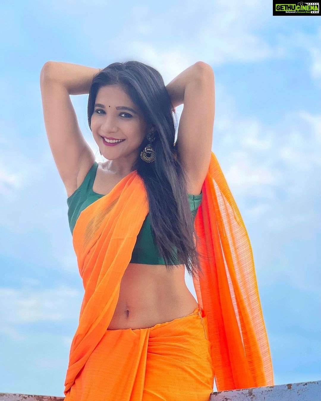 Sakshi Agarwal Instagram - I am gold, But if you prefer silver- Thats your loss🔥 . #terracevibes #saree #sareeaesthetics #orangesaree #sareevibes #loveforsaree #sexybackchallenge #sexyback #biggboss #vijaytv #sakshiagarwalsaree #sakshiagarwal . @the_trendy_turns Chennai, India
