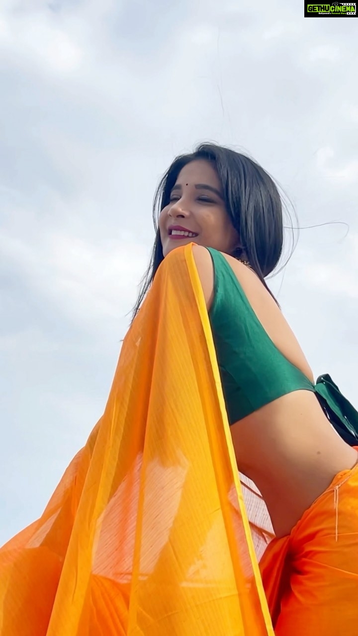 Sakshi Agarwal Instagram - Pehla sa pyaar hua🥰 . #feelkaroreelkaro #imraanhashmi #bollywoodsongs #aakshiagarwal #sareereels #biggboss #sakshiagarwalsaree #yellowsaree #explore #explorepage #beyou #trending #trendingreels❤️ #instagramsareereels #fashion
