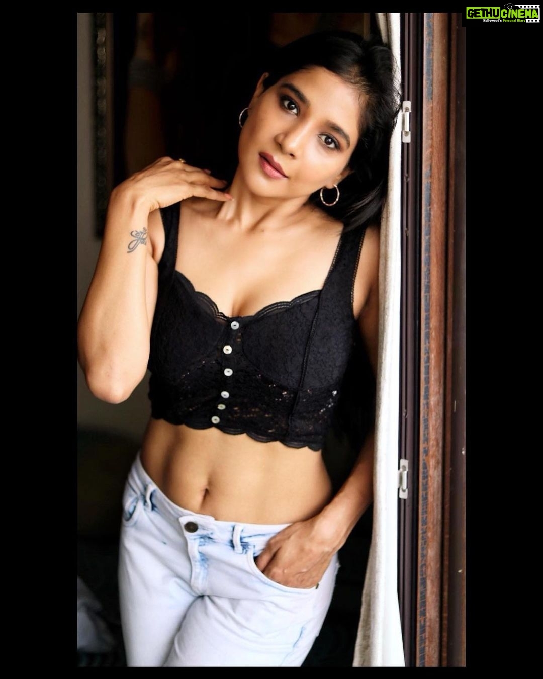 Sakshi Agarwal Instagram - When they cant find anything wrong with you, they create it! Dont worry dear, their story is history and yours is a mystery🔥 . @sat_narain @the.portrait.culture . #sakshiagarwal #lovemyself #sassy #classy #dontcarebehappy #biggboss #sundaymotivation #abs #fitness #fitgirl #sixpack Chennai, India