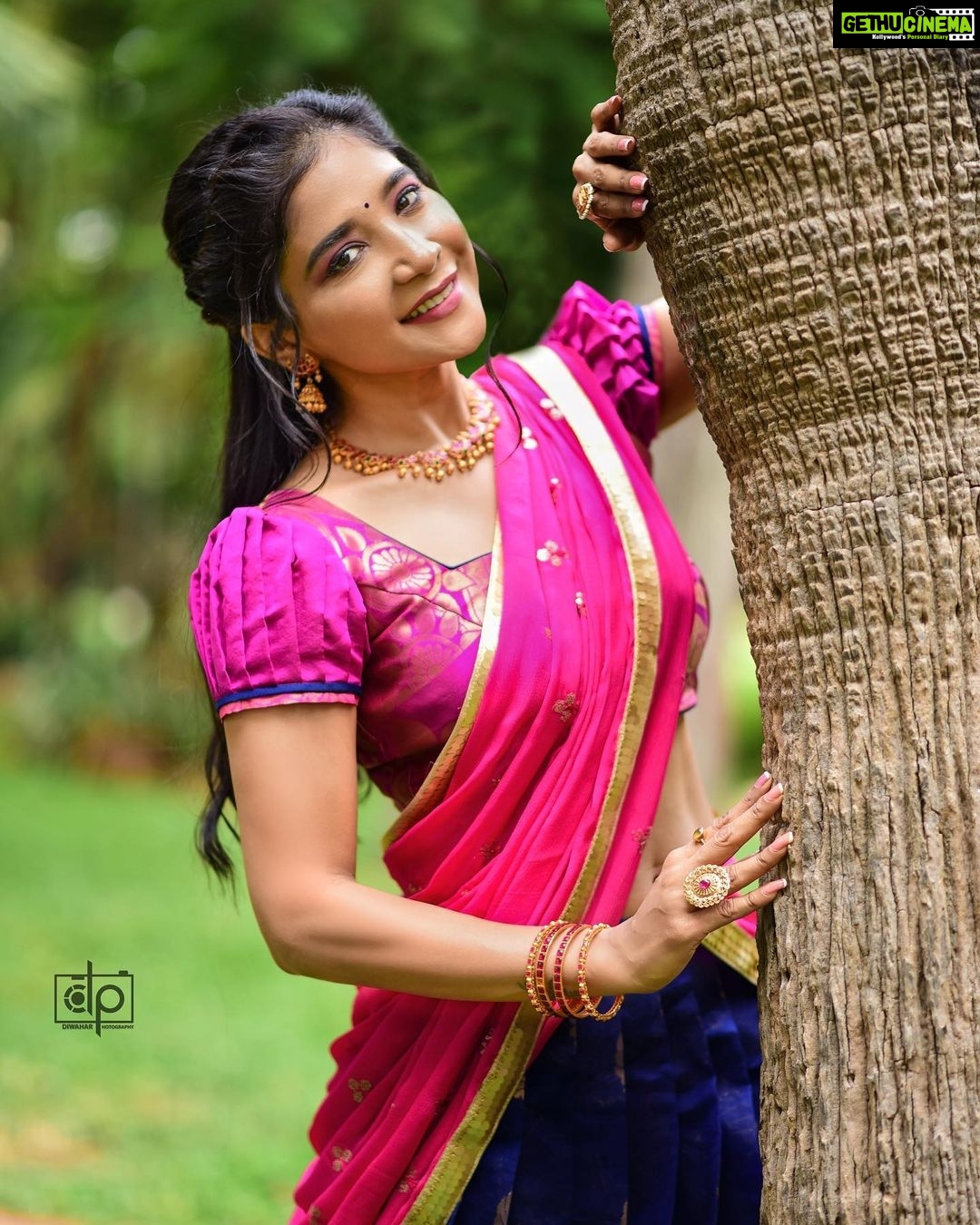 Sakshi Agarwal Instagram - Shine Bright like a Diamond✨ . @diwahar_photography @diwa_har @plush_boutique_jb @kalaiartistry @teamaimpro . #halfsaree #traditional #traditionalwear #halfsareelove #pinkhalfsaree #smilemore #shinebrightlikeadiamond #pinkaesthetic #gardenaesthetic #southindianlook #southindianlehenga #biggboss #sakshiagarwal #sakshiagarwalsaree Chennai, India