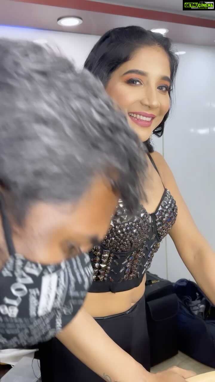 Sakshi Agarwal Instagram - We smile through all the craziness backstageš„ā¤ļø #bbjodigal #finaleperformance @vijaytelevision . #feelitreelit #feelkaroreelkaro #rockingperformance #trending #beyou #biggboss #biggbosstamil #explore #explorepage #transitionvideo #reelsinstagram #reelitfeelit #sakshiagarwal . Thank you team for getting me decked upš„ @preethiartistry @sunilkarthik_sk