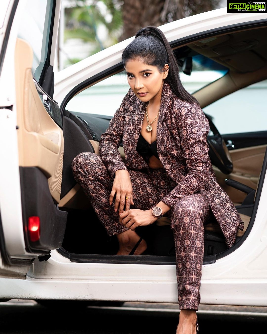 Sakshi Agarwal Instagram - I cant stop being awesome😃 Its in my blood🔥 . Outfit&styling @fab_by_faiza Photography @pallaviperiasami Makeup @srimakeupartistry Location @cloud7chennai . #cinderellafromtoday #badasswomen #businesssuit #candid #formalaesthetics #powerplay #sakshiagarwal #biggboss #cinderellamovie #cinderella Chennai, India