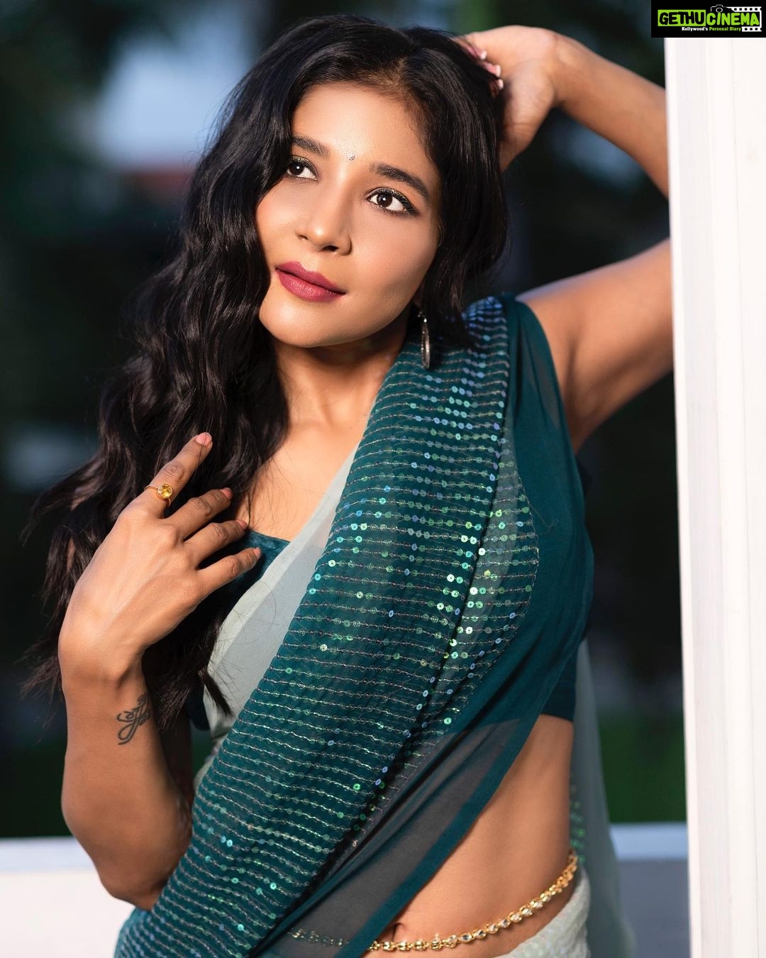 Sakshi Agarwal Instagram - ❤️❤️❤️ . @pallaviperiasami @fab_by_faiza @the_trendy_turns @srimakeupartistry @cloud7chennai . #saree #sareelove #sequencesaree #sakshiagarwal #biggboss #kollywood #mollywood Chennai, India