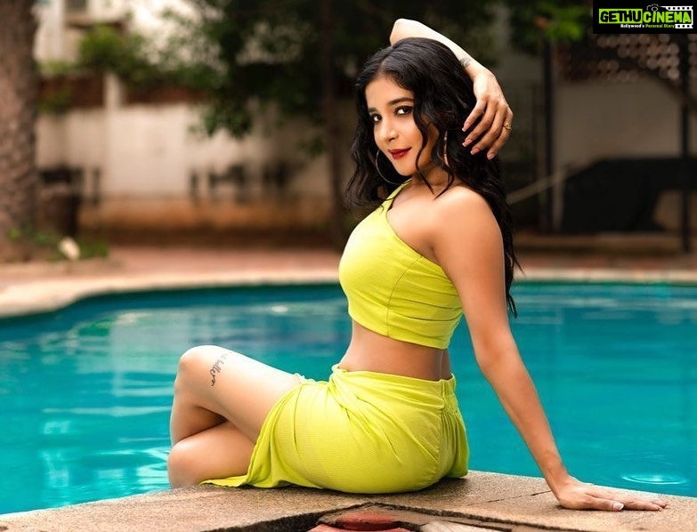 Sakshi Agarwal Instagram - Golden state of mind✨💭 . @pallaviperiasami @fab_by_faiza @srimakeupartistry @cloud7chennai @teamaimpro . #pooltime #poolside #yellowlove #sakshiagarwal #biggboss #chilling #shinebright #suntime Chennai, India
