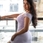 Sakshi Agarwal Instagram - There is always a past version of you that is so proud of how far you have come✨🌟 . @irst_photography . #purpleaesthetic #candid #homeshoot #nomakeup #realme #foryou #pisitivevibesonly #sakshiagarwal #biggbosstamil Chennai, India