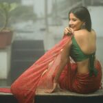 Sakshi Agarwal Instagram - Today i choose to be the most beautiful version of myself, inside and out! Saree in this cold weather-just coz u guys requested for it ❤️ . @ajoy_havoc @the_trendy_turns . #saree #mist #beauty #sareelove #sakshiagarwak #biggboss Wild Planet