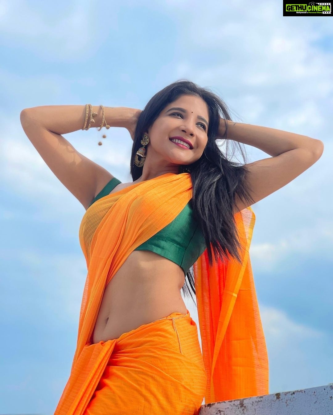 Sakshi Agarwal Instagram - I am gold, But if you prefer silver- Thats your loss🔥 . #terracevibes #saree #sareeaesthetics #orangesaree #sareevibes #loveforsaree #sexybackchallenge #sexyback #biggboss #vijaytv #sakshiagarwalsaree #sakshiagarwal . @the_trendy_turns Chennai, India