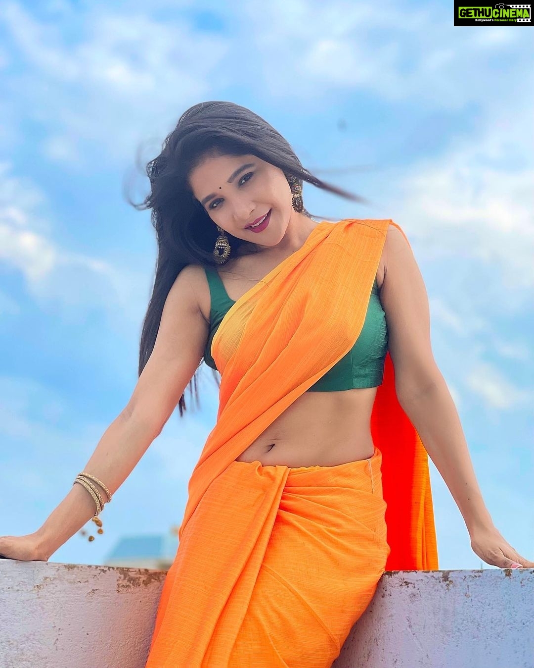 Sakshi Agarwal Instagram - I am gold, But if you prefer silver- Thats your loss🔥 . #terracevibes #saree #sareeaesthetics #orangesaree #sareevibes #loveforsaree #sexybackchallenge #sexyback #biggboss #vijaytv #sakshiagarwalsaree #sakshiagarwal . @the_trendy_turns Chennai, India