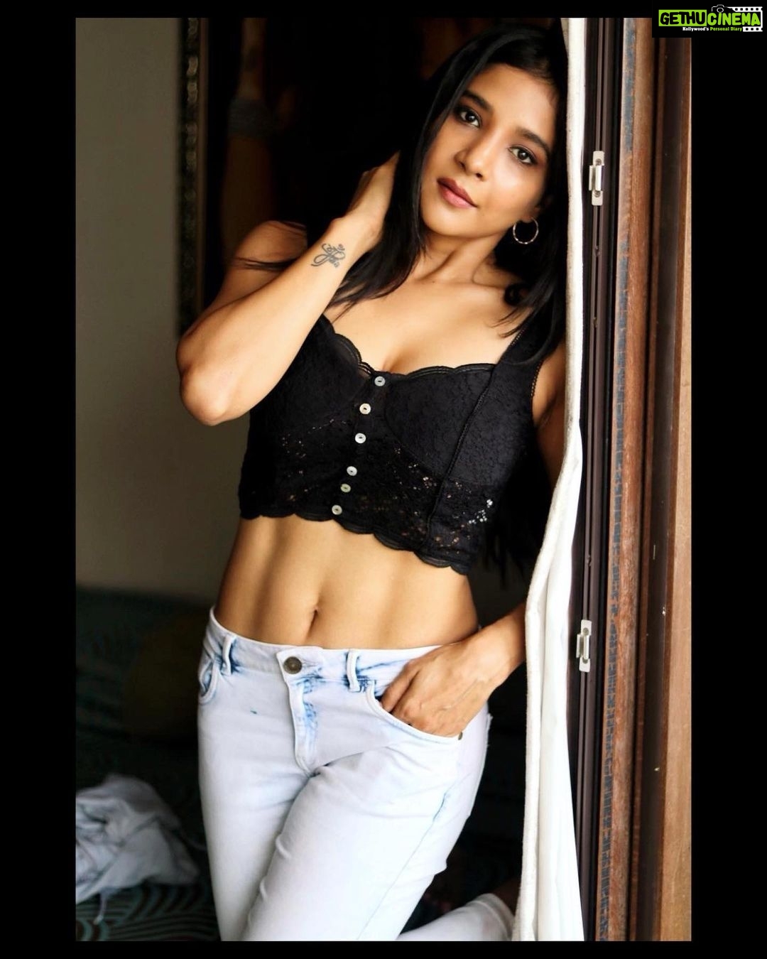 Sakshi Agarwal Instagram - When they cant find anything wrong with you, they create it! Dont worry dear, their story is history and yours is a mystery🔥 . @sat_narain @the.portrait.culture . #sakshiagarwal #lovemyself #sassy #classy #dontcarebehappy #biggboss #sundaymotivation #abs #fitness #fitgirl #sixpack Chennai, India