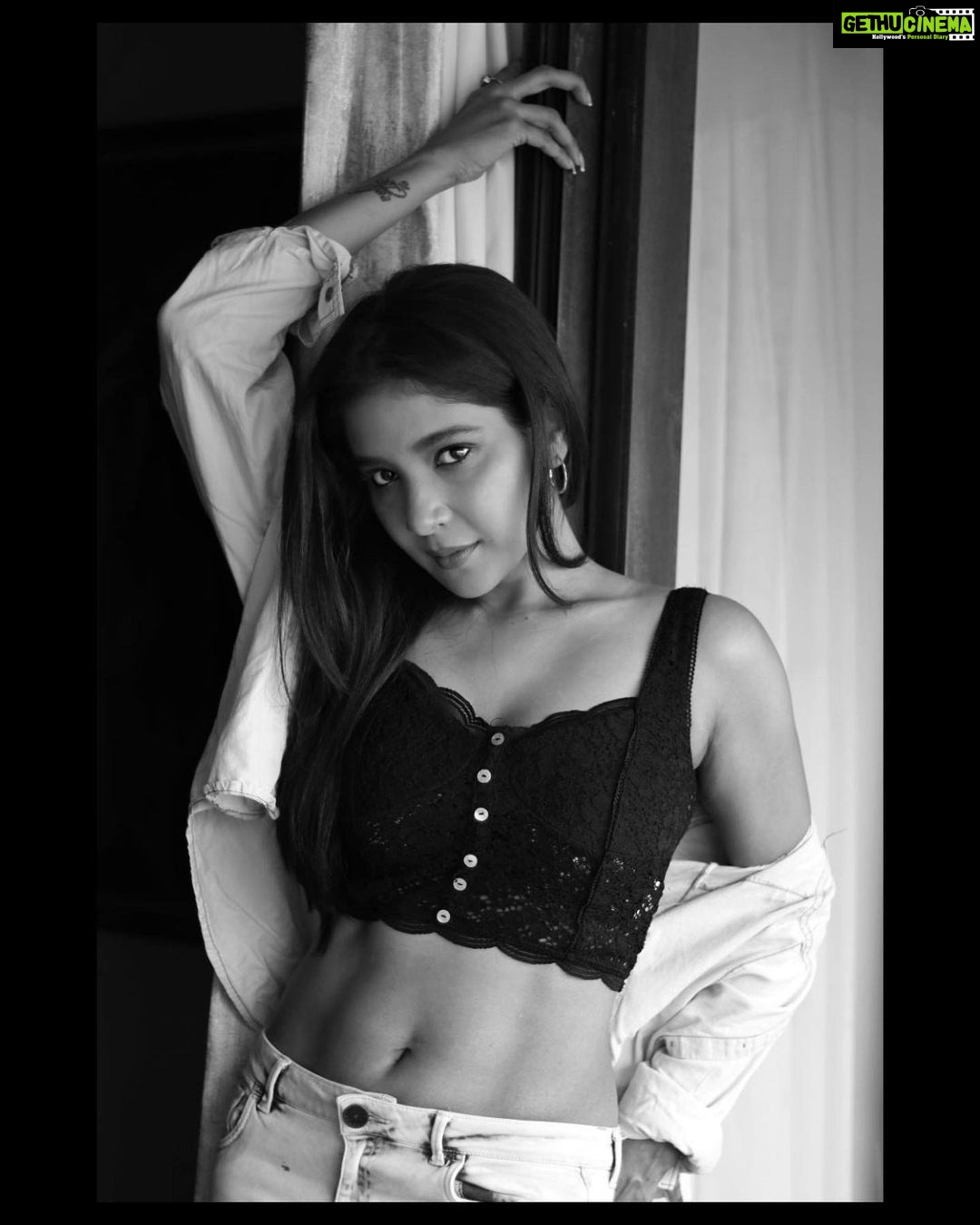 Sakshi Agarwal Instagram - When they cant find anything wrong with you, they create it! Dont worry dear, their story is history and yours is a mystery🔥 . @sat_narain @the.portrait.culture . #sakshiagarwal #lovemyself #sassy #classy #dontcarebehappy #biggboss #sundaymotivation #abs #fitness #fitgirl #sixpack Chennai, India
