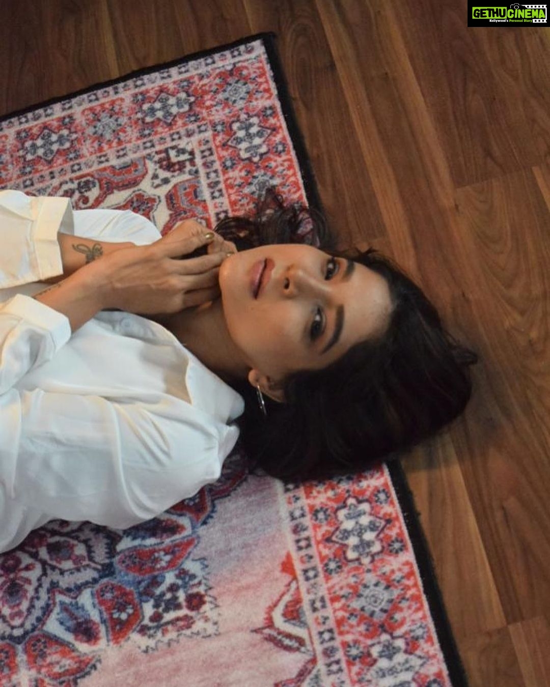 Sakshi Agarwal Instagram - I am ME. Take me as I am or watch me as I go❤️ . @irst_photography . #candidphotography #candid #prettyaesthetic #homephotoshoot #sakshiagarwal #biggbosstamil Chennai, India
