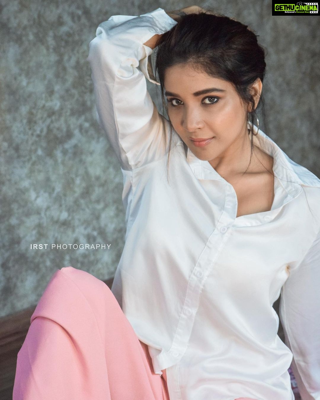 Sakshi Agarwal Instagram - The harder you love yourself, the easier life gets✨ . @irst_photography . #candid #potraitphotography #potraits #prettyaesthetic #sakshiagarwal #biggbosstamil #kollywood #tamilactress #whiteshirtstyle Chennai, India