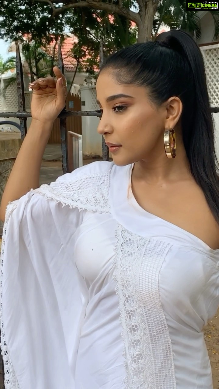 Sakshi Agarwal Instagram - When I take inspiration from “Alexa Demie”❤️ @alexademie . Outfit&styling @fab_by_faiza Photography @arvindkannanphotography Make up @aksharasalonandstudio Hair style @makeupbyyesu Location @elementsoneastcoast . #feelitreelit #feelkaroreelkaro #bollywood #hollywood #kollywood #alexademie #makeup #fashion #lifestyle #tryingnewthings #reelsindia #trending #explore #explorepage #viralreels #fashionstyle #whitedress #styleinspo #lovethislook #sakshiagarwal #biggbosstamil #biggboss