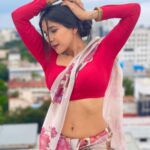 Sakshi Agarwal Instagram - Wake up to a beautiful painting of God called LIFE! . #sareelove #timelessclassic #nosering #abs #sareered #floralsaree #lostinthought #love #sareestyle #biggboss #sakshiagarwal #biggboss #kollywood #red #loveforred #bengalilook #mobilephotography Chennai, India