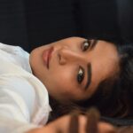 Sakshi Agarwal Instagram - I am ME. Take me as I am or watch me as I go❤️ . @irst_photography . #candidphotography #candid #prettyaesthetic #homephotoshoot #sakshiagarwal #biggbosstamil Chennai, India