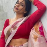 Sakshi Agarwal Instagram - Given a choice , I would live in a saree and nose ring with dark lips😘 . @vihadesign . #sareelove #timelessclassic #nosering #abs #sareered #floralsaree #lostinthought #love #sareestyle #biggboss #sakshiagarwal #biggboss #kollywood #red #loveforred #bengalilook #mobilephotography Chennai, India