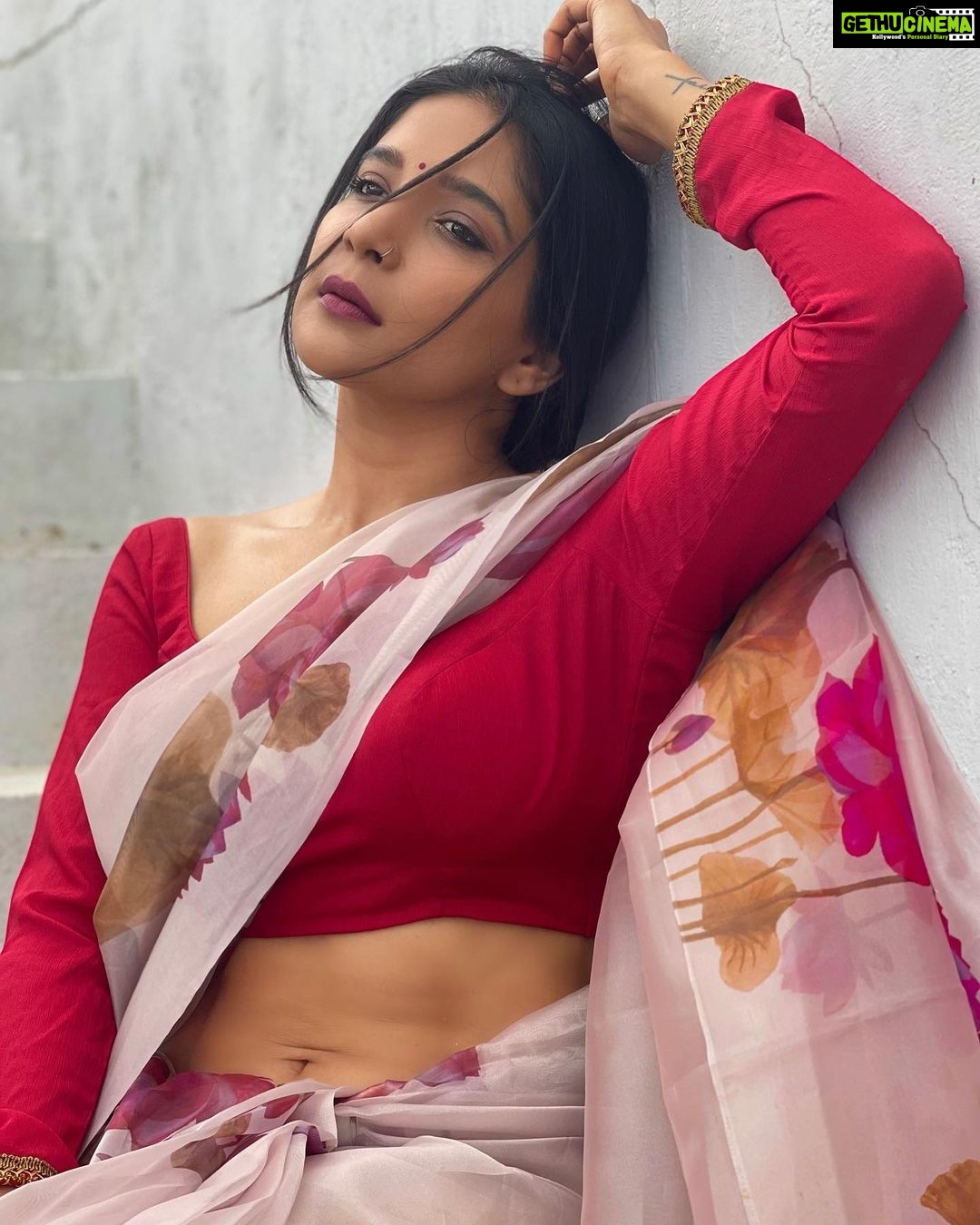 Sakshi Agarwal Instagram - Given a choice , I would live in a saree and nose ring with dark lips😘 . @vihadesign . #sareelove #timelessclassic #nosering #abs #sareered #floralsaree #lostinthought #love #sareestyle #biggboss #sakshiagarwal #biggboss #kollywood #red #loveforred #bengalilook #mobilephotography Chennai, India
