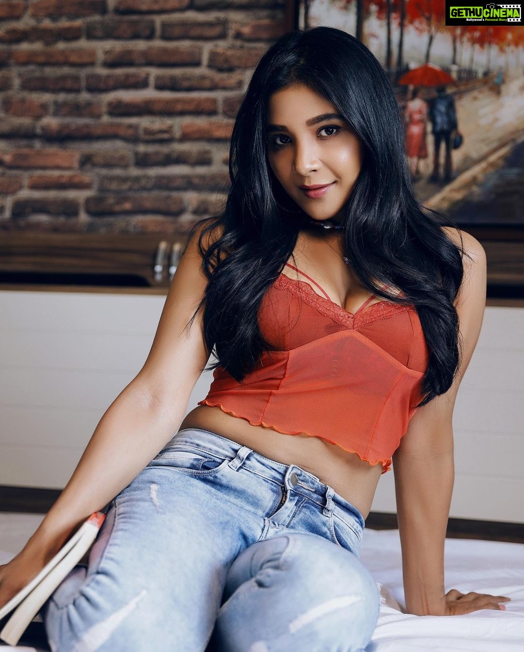 Sakshi Agarwal Instagram - I do a thing called what I want🔥 . . @raghul_raghupathy @hakuna_matatata_ . #stopdoingthatshit #takeactionnow #mondaymorningvibes #sakshiagarwal #lacecroptop #bookslover #chilling . Chennai, India