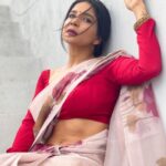 Sakshi Agarwal Instagram – Given a choice , I would live in a saree and nose ring with dark lips😘
.
@vihadesign 
.
#sareelove #timelessclassic #nosering #abs #sareered #floralsaree #lostinthought #love #sareestyle #biggboss #sakshiagarwal #biggboss #kollywood #red #loveforred #bengalilook #mobilephotography Chennai, India