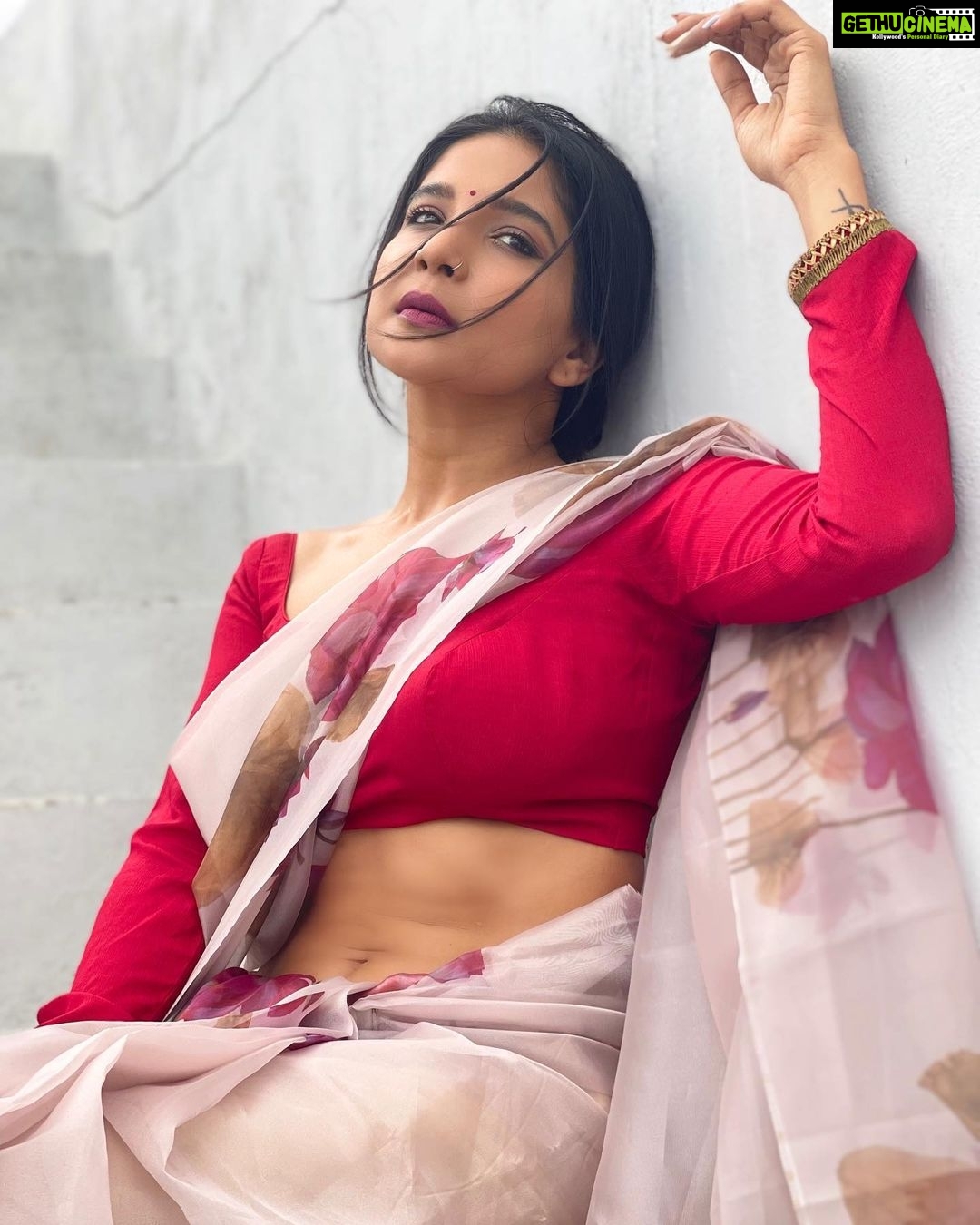 Sakshi Agarwal Instagram - Given a choice , I would live in a saree and nose ring with dark lips😘 . @vihadesign . #sareelove #timelessclassic #nosering #abs #sareered #floralsaree #lostinthought #love #sareestyle #biggboss #sakshiagarwal #biggboss #kollywood #red #loveforred #bengalilook #mobilephotography Chennai, India