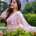 Sakshi Agarwal Instagram - Your a diamond dear! No one can break you🌸 . Outfit : @tasarika_couture Pic : @mirrorless_chap @krithiknarain Makeup: @layamakeupartistry . #floralsaree #instalike #sareelove #prettyaesthetic #floralaesthetic #gardenaesthetic #aestheticstyle #beautifulaesthetic #biggboss #sakshiagarwal #biggbosstamil #pinkaesthetic #pink #lightaesthetic #cottagecore #garden #flowers Chennai, India