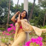 Sakshi Agarwal Instagram - How lovely is the silence of growing things 🌸Day out in the garden🌸 . #dinshagnada #dinshagnadachadya #philouri #bollywoodsongs #feelitreelit #feelkaroreelkaro #beautyaesthetic #gardenaesthetic #floweraesthetic #prettyaesthetic #aestheticreels #floralaesthetic #trending #explore #explorepage #photoshootreels #btsreels #gardenreels #flowers #saree #sareereels #floralsaree . Outfit : @tasarika_couture Pic : @mirrorless_chap Makeup: @layamakeupartistry