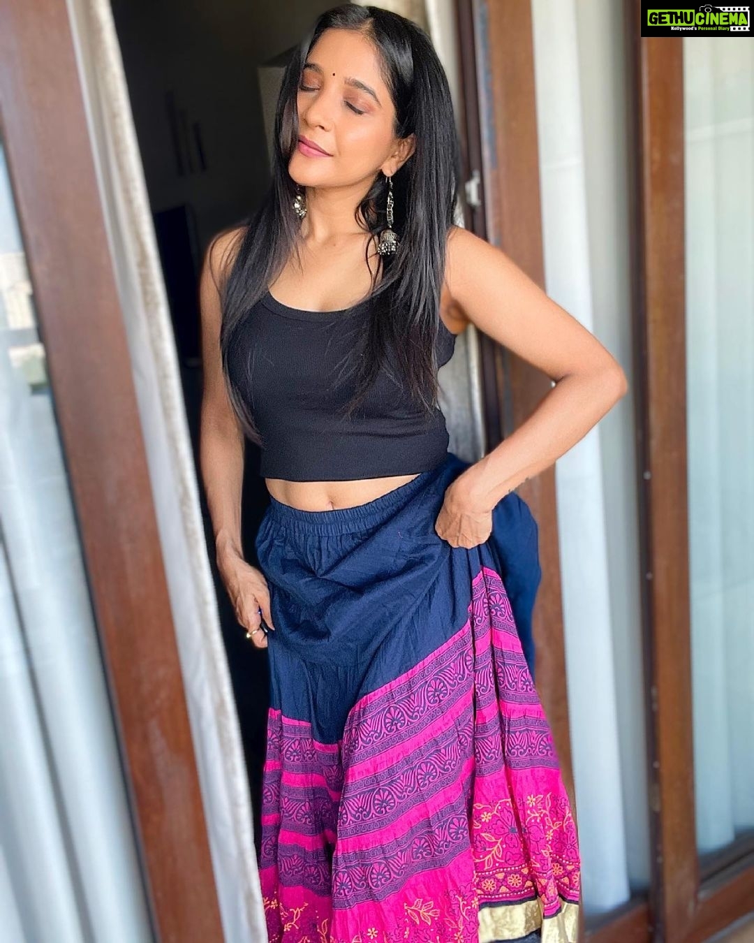 Sakshi Agarwal Instagram - Be courageous and live the life that your heart is guiding you towards❤️ . #candid #indowestern #traditional #sakshiagarwal #biggboss #tanktop #lingskirt #mylifestyle #mystyling #homesweethome #justbeingme #jhumkas #kollywood #actress Chennai, India
