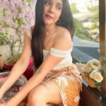 Sakshi Agarwal Instagram - Let me adjust my crown and get my day started🌼 . #prettygirlaesthetic #whiteaesthetic #sakshiagarwal #beyou #candid #instamood #selfpotrait #biggboss #whitecroptop #floralskirt #lifestyle #fashion Chennai, India