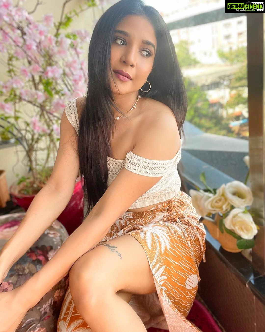 Sakshi Agarwal Instagram - Let me adjust my crown and get my day started🌼 . #prettygirlaesthetic #whiteaesthetic #sakshiagarwal #beyou #candid #instamood #selfpotrait #biggboss #whitecroptop #floralskirt #lifestyle #fashion Chennai, India