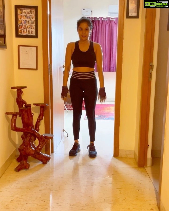 Sakshi Agarwal Instagram - Killing it today🔥 on my path to become my best self😍 As someone rightly said - Hard work never fails💪 . ➡️➡️➡️➡️➡️➡️➡️swipe➡️➡️➡️➡️➡️➡️➡️➡️➡️➡️ 1) jump-squat/crawl back/kicksit 2)shouldertap/ against wall 3) plank against wall 4)kicksit with weights . #homeworkout #sakshiagarwalworkout #staystrong #strengthtraining #wallworkout #stayfit #fitnessgirl #fitnessjourney #fitnessaddict #workhard #burnfat #ripthosepacks #biggboss #hiit #cardioworkout #lifestyle #fitfam #fitnesslife #sakshiagarwal #puma #shouldertaps #wallstand #coreworkout #kollywoodactress #blackgymwear #getfit #mentalhealthmatters #physicallyfit Chennai, India
