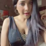 Sakshi Agarwal Instagram - Baby , Do you want to be Mine? . #feelitreelit #instareels #feelkaroreelkaro #doyouwannabemine #explore #explorepage #transitions #beyourself #fashion #lifestyle #sakshiagarwal #biggboss #blackdress #transitionreels #viral