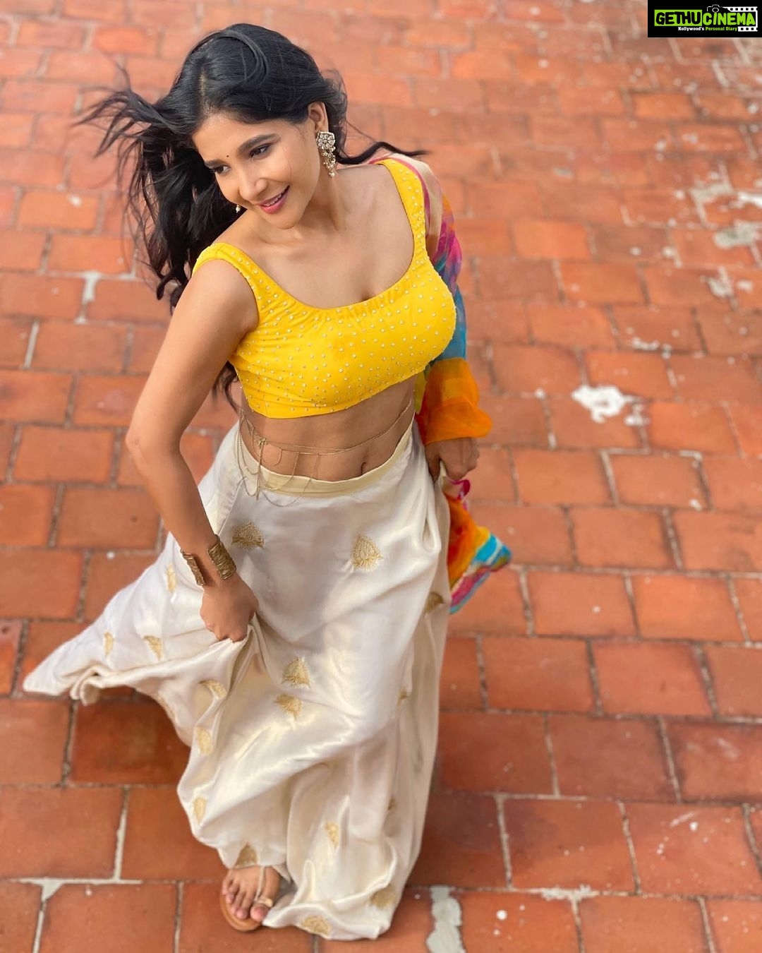 Sakshi Agarwal Instagram - She has fire in her veins and embers in her eyes🔥 . #lehenga #traditional #sakshiagarwal #biggboss #instapic #waistchain #beyourself #candid #soakingupthesun #instadaily #yellowblouse #lehenga #colourfuldupatta #fashion #lifestyle Chennai, India