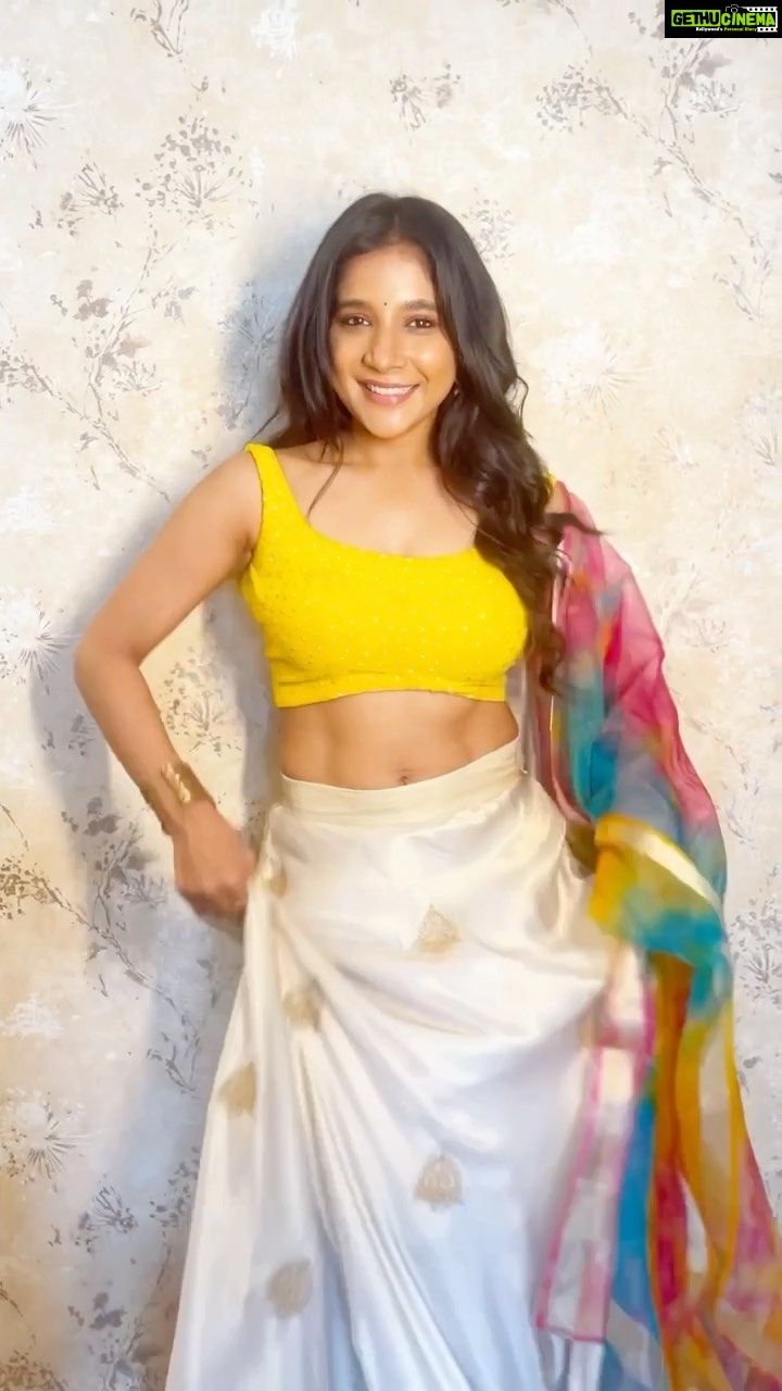 Sakshi Agarwal Instagram - Even if the sky is falling down🔥 . #feelitreelit #instafashion #lifestyle #fashion #reelsinstagram #feelkaroreelkaro #reelsindia #explore #explorepage #beyou #sakshiagarwal #biggboss #sixpack s #fitnessaddict #binabaatkeyehmujhpefreezehogaya #trending #trendingreels #transition