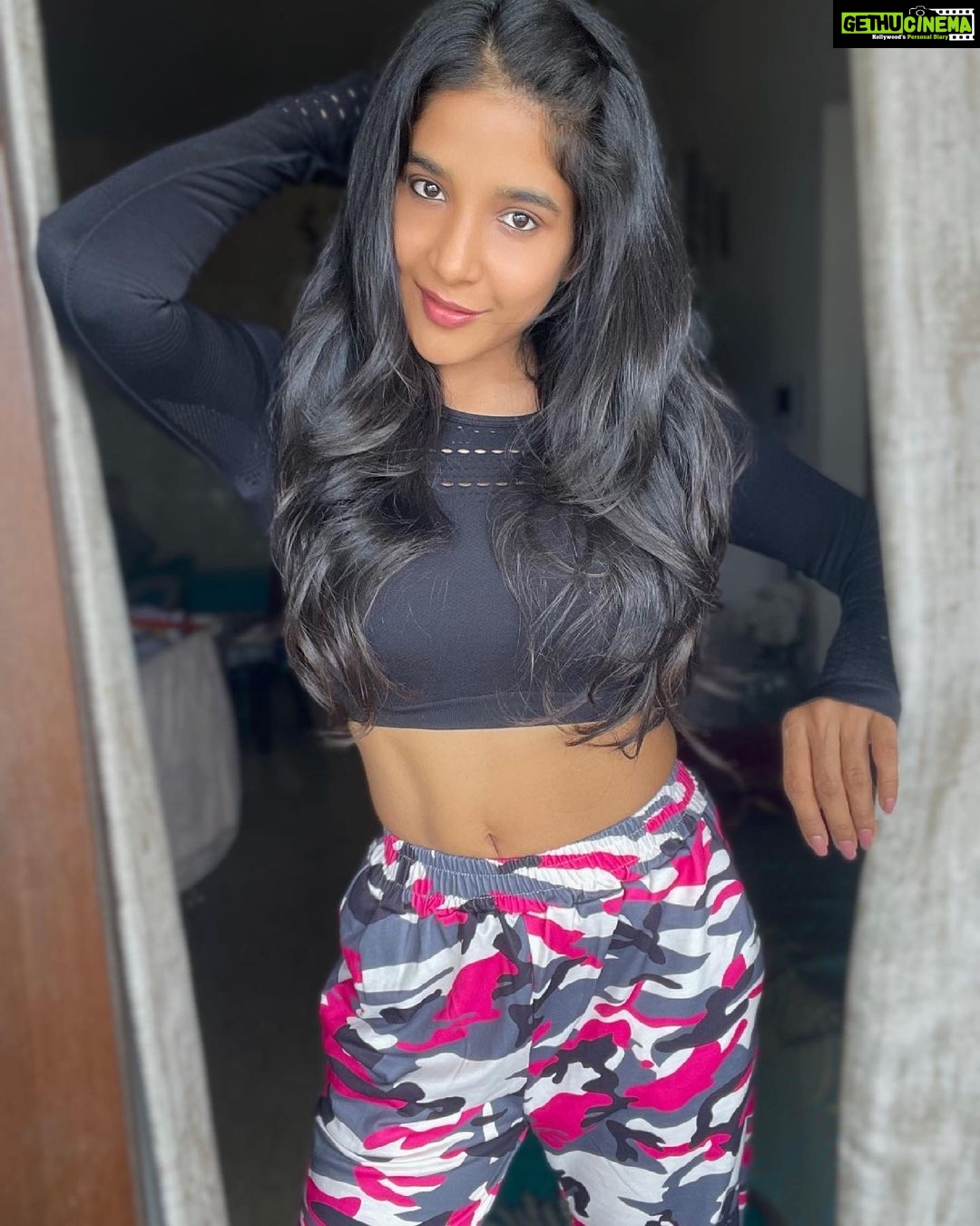 Sakshi Agarwal Instagram - Who wants to camouflage post-workout moods😋🔥 . Feel really excited, happy and lost in thoughts❤️ . #fitfam #camouflage #pinkcamouflage #pinkmilitaryfitness #workout #postworkout #postworkoutselfie #stayhome #staysafe #sixpack #comingsoon #abs #coreworkout #fitnessfreak Chennai, India