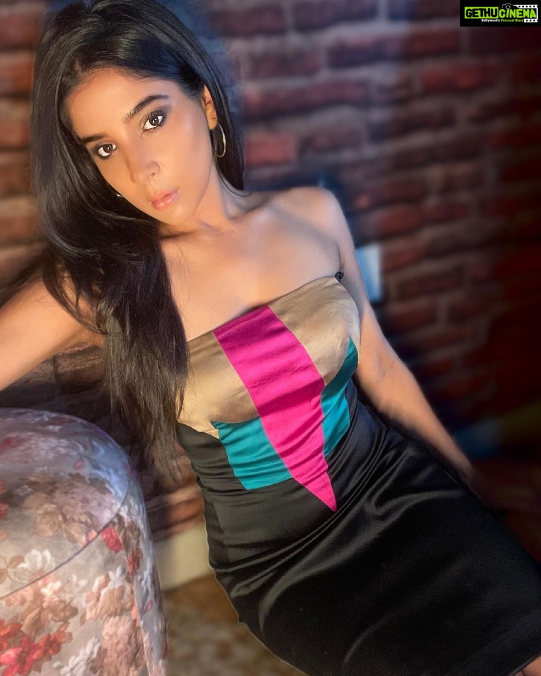 Sakshi Agarwal Instagram - Sometimes a little black dress and smokey eyes makes all the difference❤️ . #lbd #littleblackdress #smokeyeyes #stayhome #staysafe #glossyskin #sakshiagarwal Chennai, India