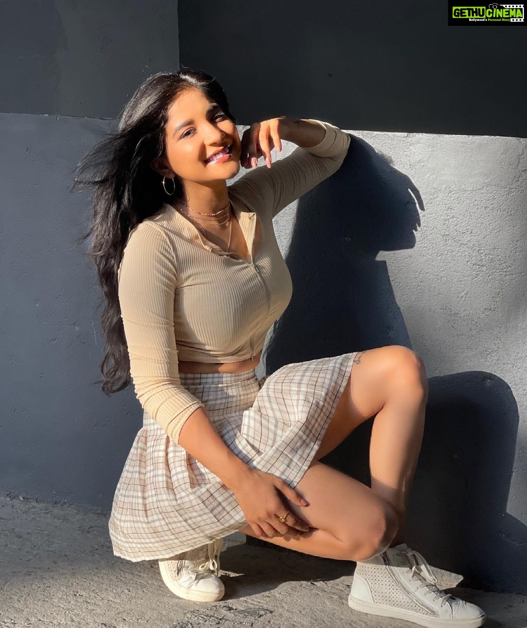 Sakshi Agarwal Instagram - Melanin Magic🌞 . #skaterskirt #coordset #sakshiagarwal #biggboss #kollywood #mollywood #goldenhour Chennai, India