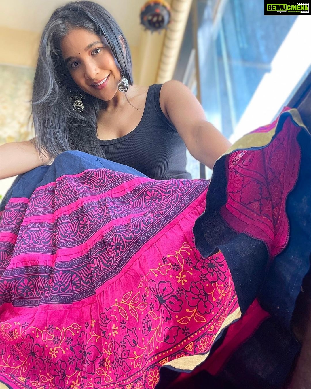 Sakshi Agarwal Instagram - Never argue with someone who believes their own lies🌸 . #candid #indowestern #traditional #sakshiagarwal #biggboss #tanktop #lingskirt #mylifestyle #mystyling #homesweethome #justbeingme #jhumkas #kollywood #actress Chennai, India