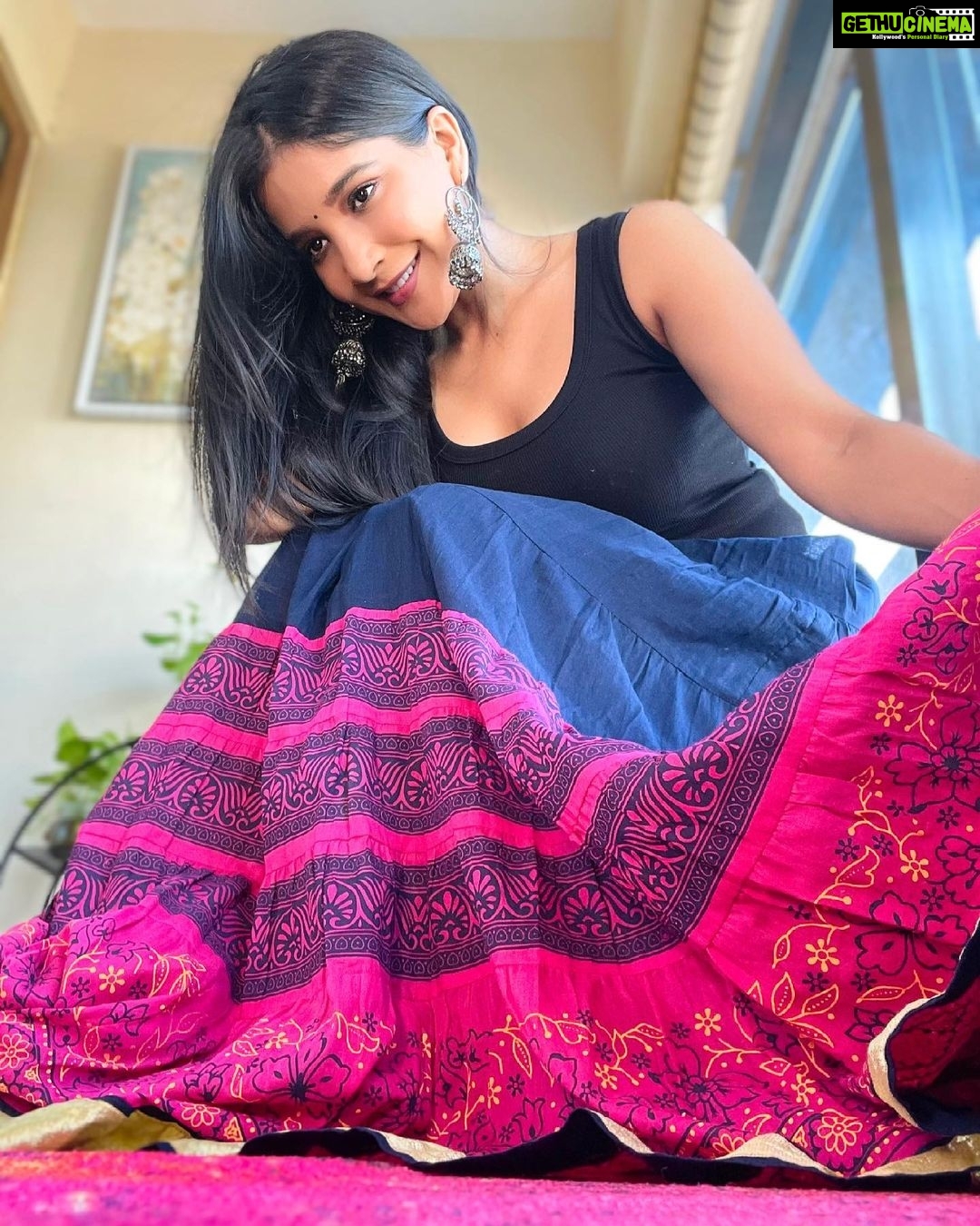 Sakshi Agarwal Instagram - Never argue with someone who believes their own lies🌸 . #candid #indowestern #traditional #sakshiagarwal #biggboss #tanktop #lingskirt #mylifestyle #mystyling #homesweethome #justbeingme #jhumkas #kollywood #actress Chennai, India