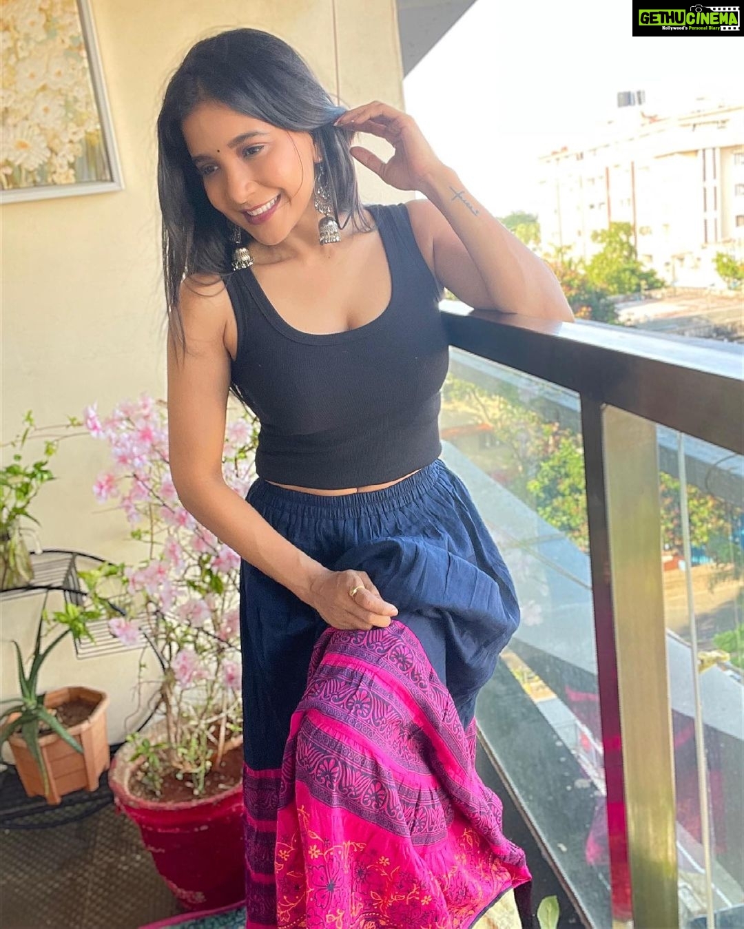 Sakshi Agarwal Instagram - Be courageous and live the life that your heart is guiding you towards❤️ . #candid #indowestern #traditional #sakshiagarwal #biggboss #tanktop #lingskirt #mylifestyle #mystyling #homesweethome #justbeingme #jhumkas #kollywood #actress Chennai, India