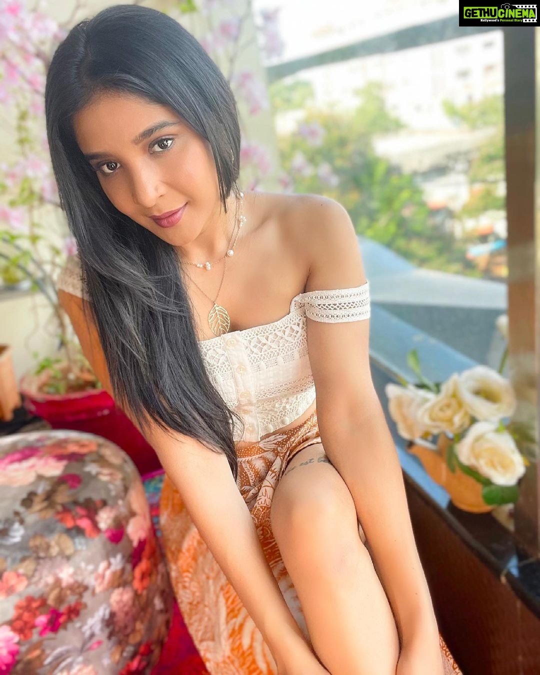 Sakshi Agarwal Instagram - Let me adjust my crown and get my day started🌼 . #prettygirlaesthetic #whiteaesthetic #sakshiagarwal #beyou #candid #instamood #selfpotrait #biggboss #whitecroptop #floralskirt #lifestyle #fashion Chennai, India
