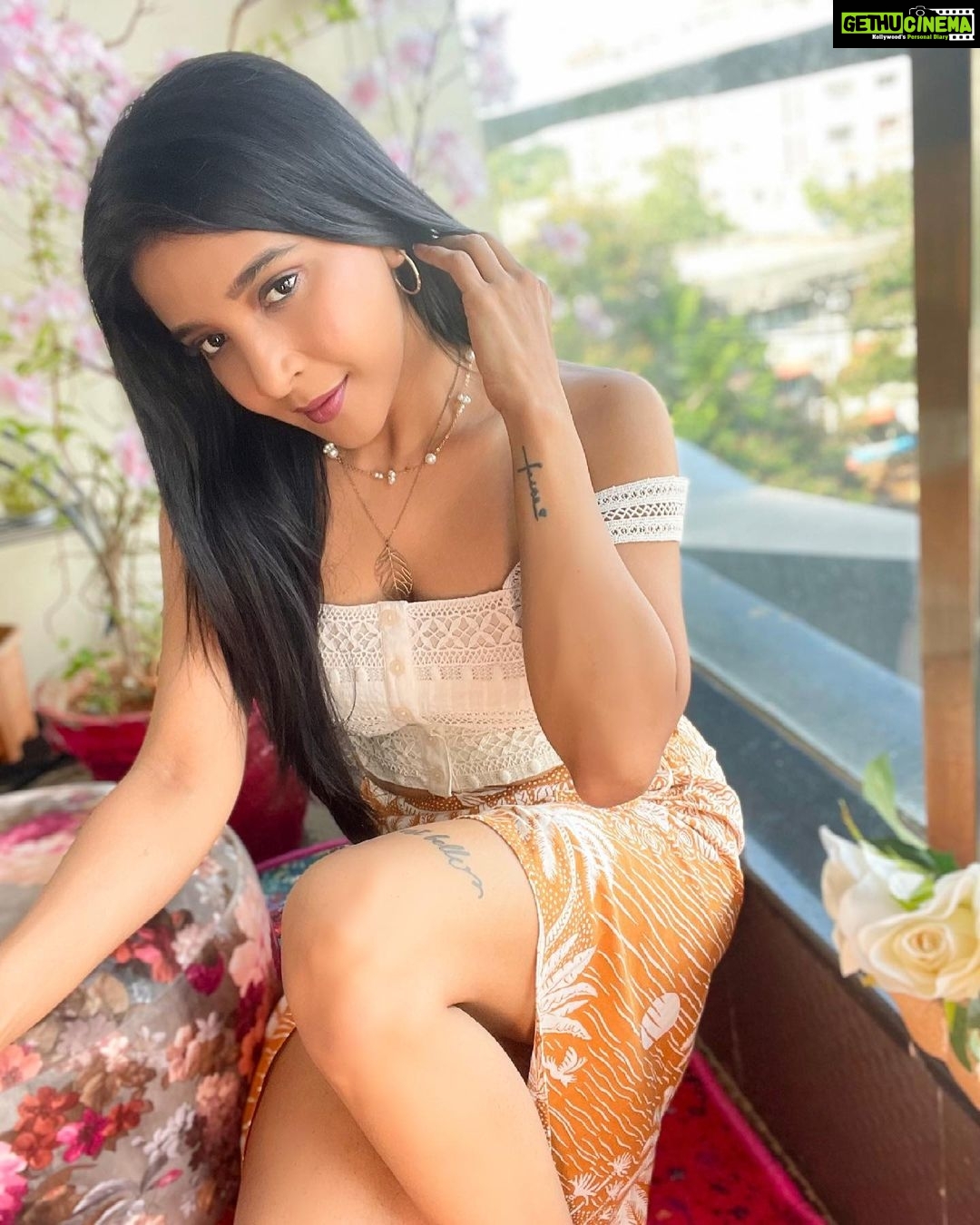 Sakshi Agarwal Instagram - Let me adjust my crown and get my day started🌼 . #prettygirlaesthetic #whiteaesthetic #sakshiagarwal #beyou #candid #instamood #selfpotrait #biggboss #whitecroptop #floralskirt #lifestyle #fashion Chennai, India