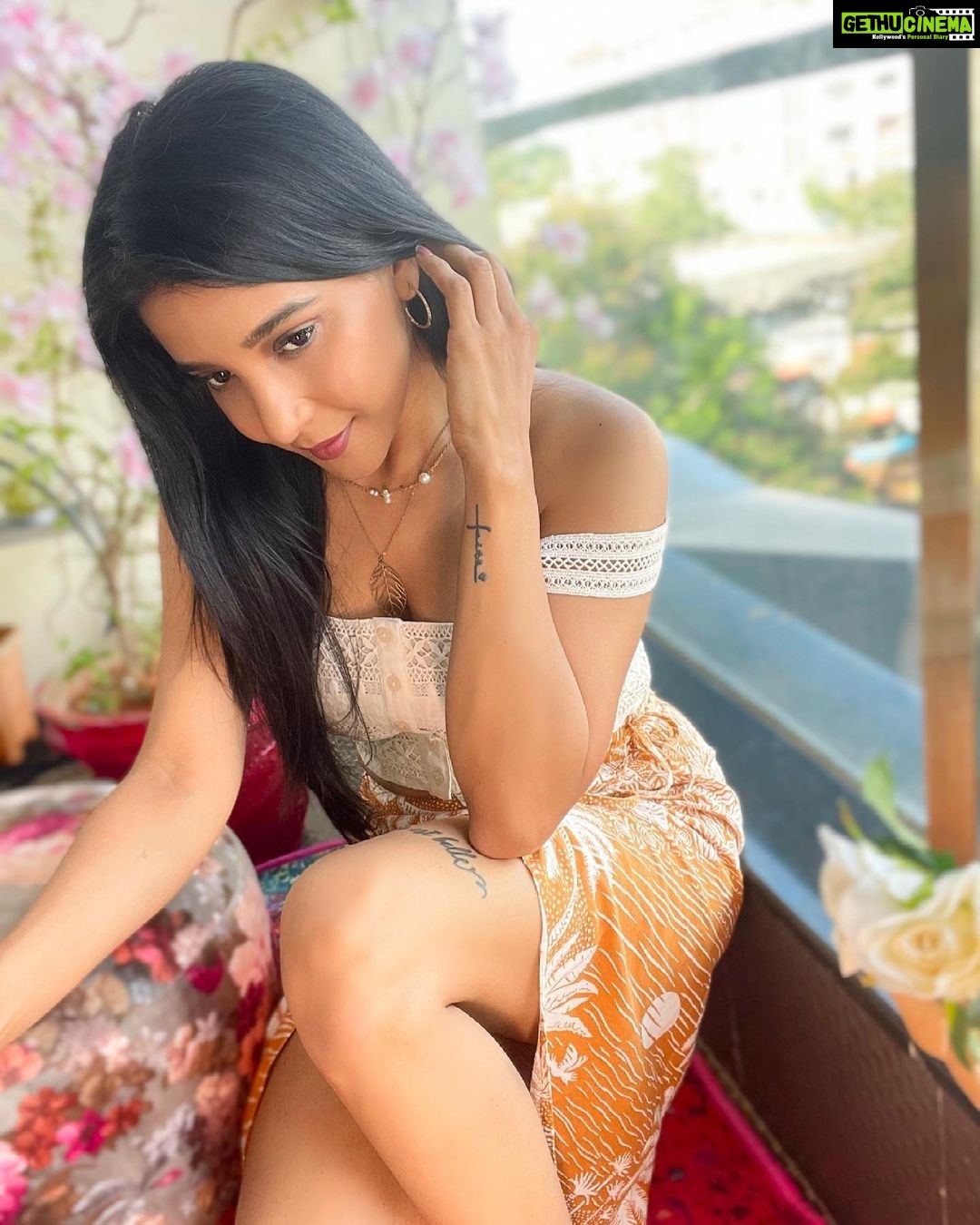 Sakshi Agarwal Instagram - Let me adjust my crown and get my day started🌼 . #prettygirlaesthetic #whiteaesthetic #sakshiagarwal #beyou #candid #instamood #selfpotrait #biggboss #whitecroptop #floralskirt #lifestyle #fashion Chennai, India