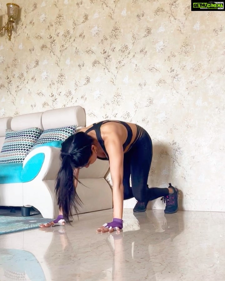 Sakshi Agarwal Instagram - Killing it today🔥 on my path to become my best self😍 As someone rightly said - Hard work never fails💪 . ➡️➡️➡️➡️➡️➡️➡️swipe➡️➡️➡️➡️➡️➡️➡️➡️➡️➡️ 1) jump-squat/crawl back/kicksit 2)shouldertap/ against wall 3) plank against wall 4)kicksit with weights . #homeworkout #sakshiagarwalworkout #staystrong #strengthtraining #wallworkout #stayfit #fitnessgirl #fitnessjourney #fitnessaddict #workhard #burnfat #ripthosepacks #biggboss #hiit #cardioworkout #lifestyle #fitfam #fitnesslife #sakshiagarwal #puma #shouldertaps #wallstand #coreworkout #kollywoodactress #blackgymwear #getfit #mentalhealthmatters #physicallyfit Chennai, India