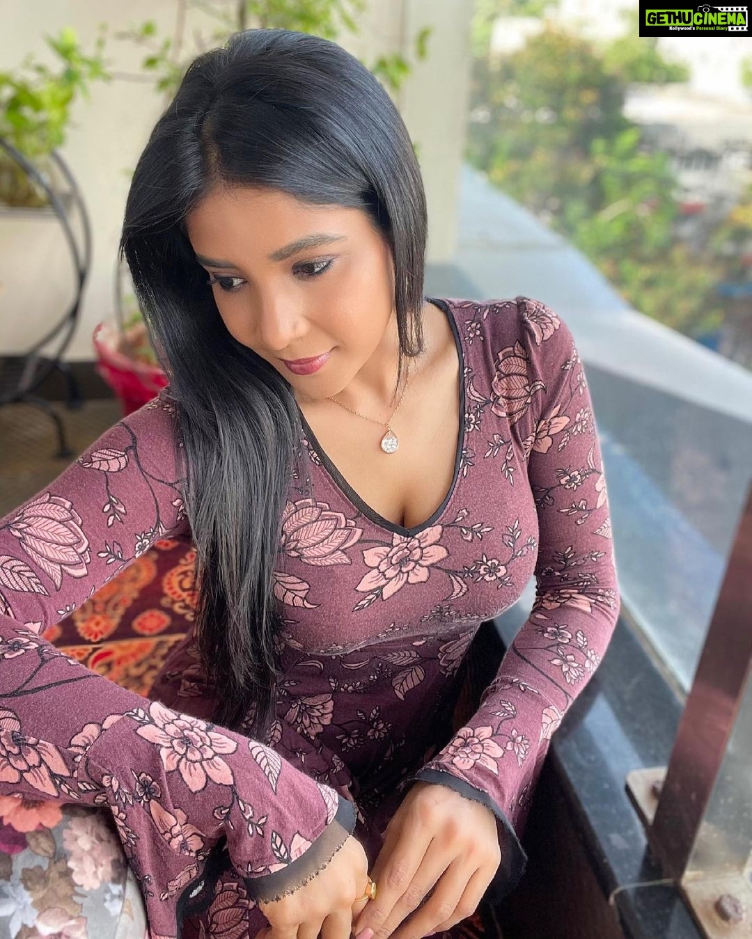 Sakshi Agarwal Instagram - You wanna be “at war with yourself and at peace with the world” Or “At peace with yourself and at war with the world”? Which one would you choose? Think about it! . #questionschallenge #justthoughts #answerthequestion #thinkingoutloud #fashion #lifestyle #meaningful #think #instaquestions #sakshiagarwal #biggboss #skaterdress #floraldress #bellsleeves Chennai, India