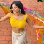 Sakshi Agarwal Instagram - When the sun shine, we shine together✨ . #lehenga #traditional #sakshiagarwal #biggboss #instapic #waistchain #beyourself #candid #soakingupthesun #instadaily #yellowblouse #lehenga #colourfuldupatta #fashion #lifestyle Chennai, India