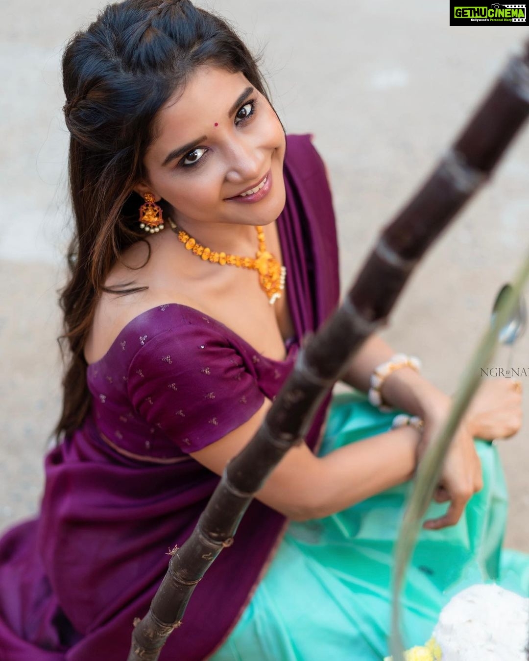 Sakshi Agarwal Instagram - May the sweetness of bursting milk and sugarcane fill your home with consonance and happiness. Wishing you the best and prosperous Pongal! . Breaking this one for you my insta fam! . #pongal2022 #happypongal #pongalvibes #sugarcanebreak #halfsaree #sakshiagarwal #kollywood #biggboss . @ngrnandha @nfc_navyathafashioncouture @beautybeyondglam @tisisnaveen @pugazhmurugan_ Chennai, India