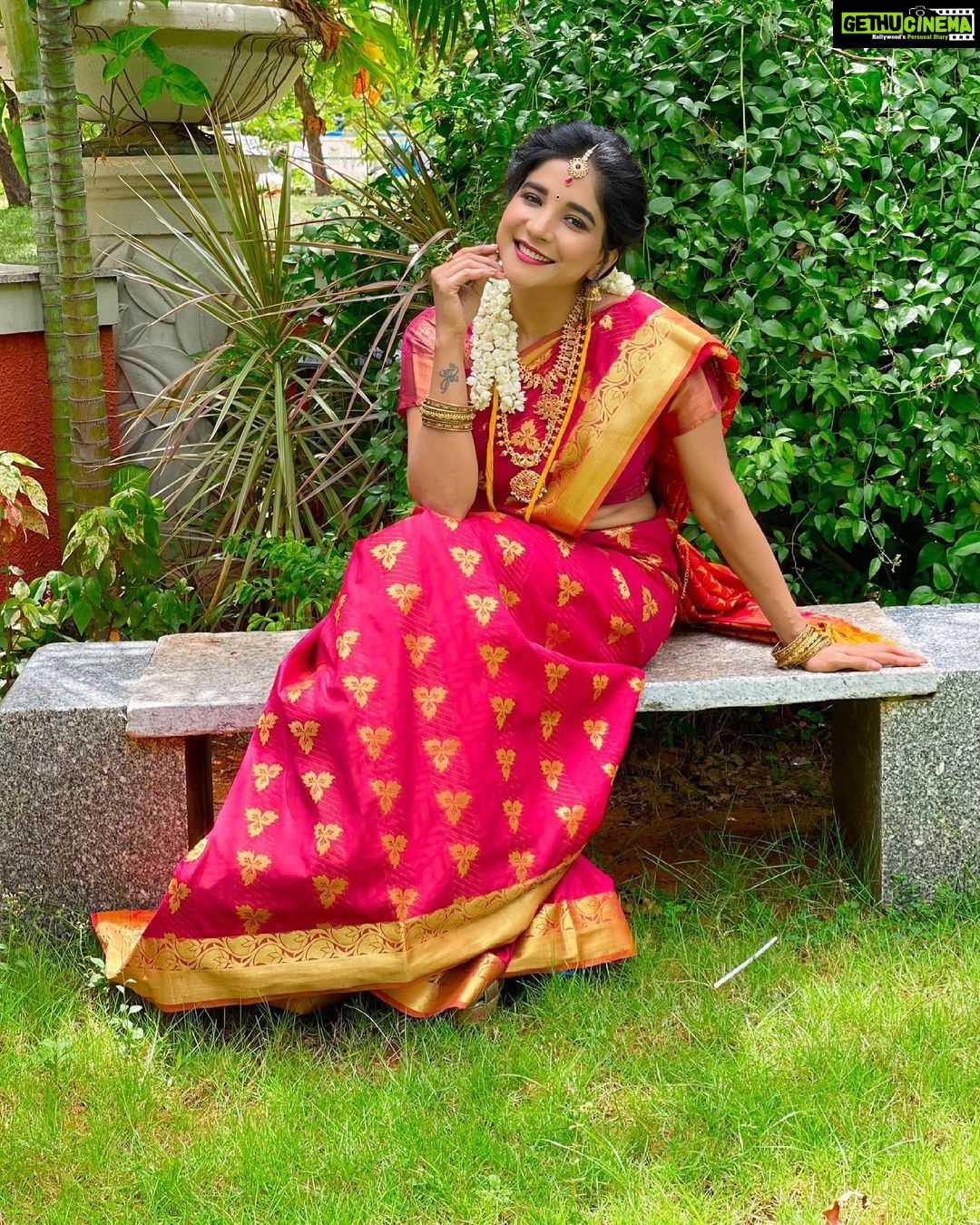 Sakshi Agarwal Instagram - A new look , new day and a new beginning ✨ . Different shades of me❤️ Loving this! Nothing more pretty than a traditional bride look❤️ Makeup@by : @hariprasad19811 . #tamilponnu #traditional #southindianbride #kollywood #kollywoodactress #kollywood #adshoot #beyourself #natural #coimbatore #madurai Chennai, India