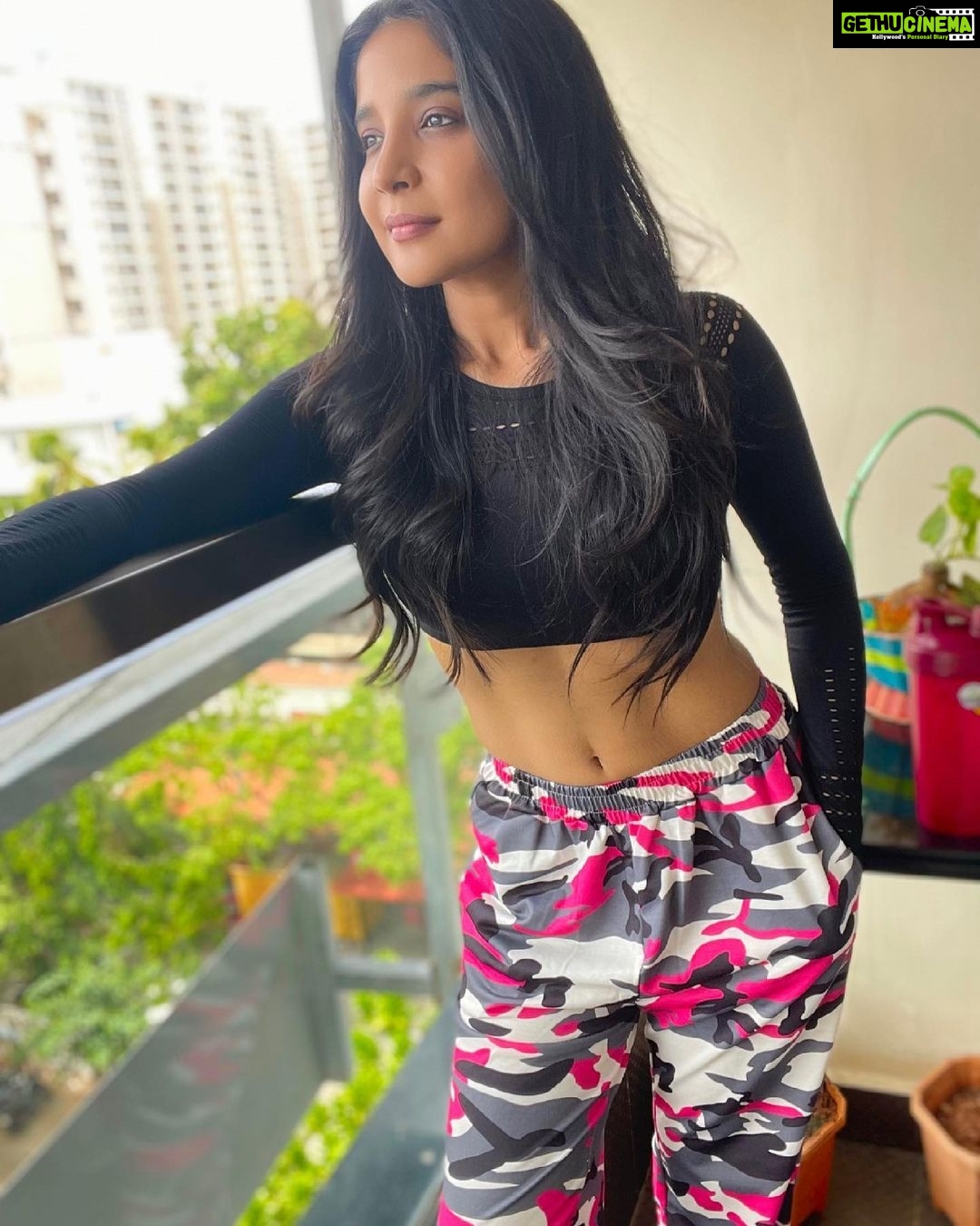 Sakshi Agarwal Instagram - Who wants to camouflage post-workout moods😋🔥 . Feel really excited, happy and lost in thoughts❤️ . #fitfam #camouflage #pinkcamouflage #pinkmilitaryfitness #workout #postworkout #postworkoutselfie #stayhome #staysafe #sixpack #comingsoon #abs #coreworkout #fitnessfreak Chennai, India