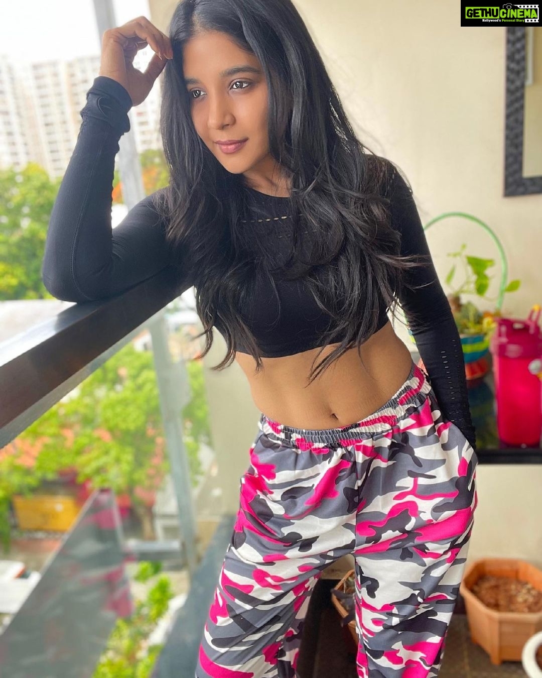 Sakshi Agarwal Instagram - Who wants to camouflage post-workout moods😋🔥 . Feel really excited, happy and lost in thoughts❤️ . #fitfam #camouflage #pinkcamouflage #pinkmilitaryfitness #workout #postworkout #postworkoutselfie #stayhome #staysafe #sixpack #comingsoon #abs #coreworkout #fitnessfreak Chennai, India